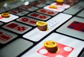 Putaran gratis di mesin slot digital dengan desain berwarna cerah dan engaging